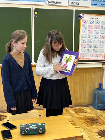 Мастер-класс в 1Г классе от пятиклассниц Метёлкиной Алисы, 5Б, и Кузнецовой Анны, 5В.